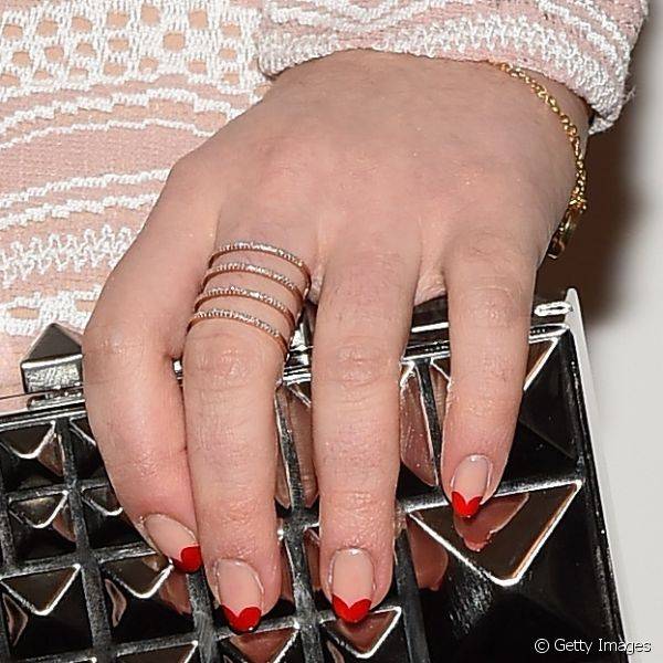 A atriz Sami Gayle compareceu ? semana de moda novaiorquina com uma nail art que usa as pontinhas das unhas para criar o formato de um cora??o